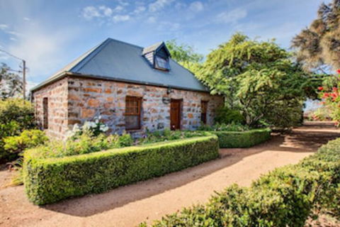 Wagners Cottages - Sydneys Hotel 0