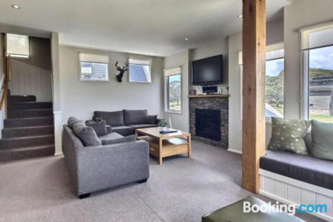 Alpine Edge - Sydneys Hotel 6