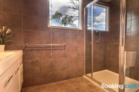 Alpine Edge - Sydneys Hotel 7