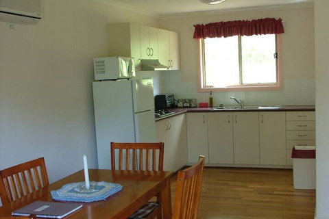 Peacehaven Country Cottages - Sydneys Hotel 5