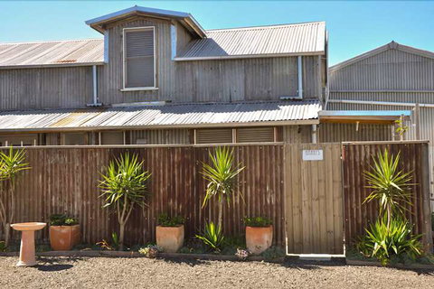 Destination Kyneton - Sydneys Hotel 1