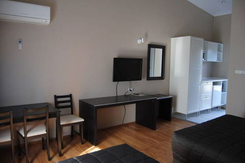 Airlie House Motor Inn - Sydneys Hotel 5