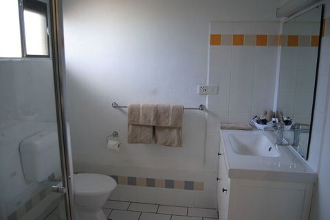 Airlie House Motor Inn - Sydneys Hotel 6