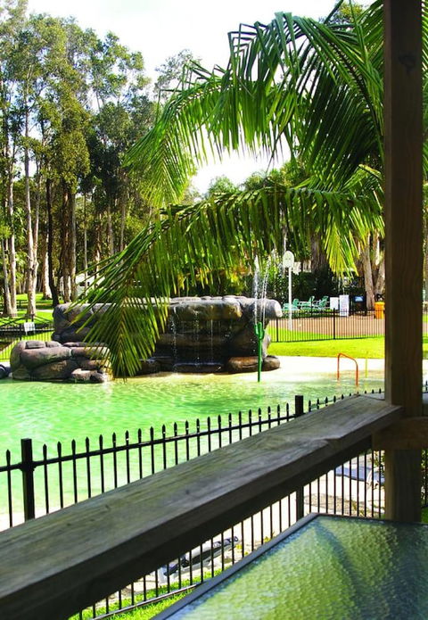 Smugglers Cove Holiday Village - Sydneys Hotel 1
