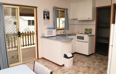 Smugglers Cove Holiday Village - Sydneys Hotel 6