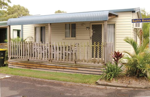 Smugglers Cove Holiday Village - Sydneys Hotel 3