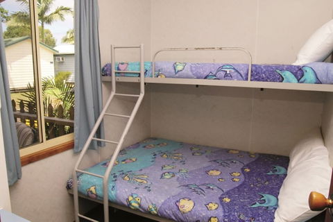 Smugglers Cove Holiday Village - Sydneys Hotel 5