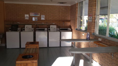 Smugglers Cove Holiday Village - Sydneys Hotel 2
