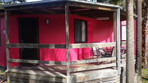 Smugglers Cove Holiday Village - Sydneys Hotel 0