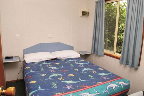 Smugglers Cove Holiday Village - Sydneys Hotel 4