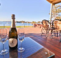 Lakefront Simplicity - Sydneys Hotel