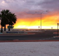 Wildsights Beach Units - Sydneys Hotel