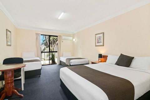 Econo Lodge Waterford - Sydneys Hotel 4