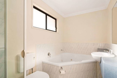 Econo Lodge Waterford - Sydneys Hotel 1