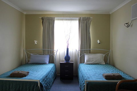 Australian Motor Homes Tourist Park - Sydneys Hotel 4