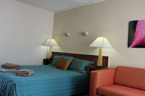 Australian Motor Homes Tourist Park - Sydneys Hotel 3
