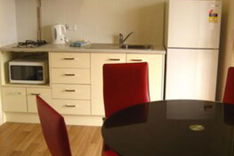 Australian Motor Homes Tourist Park - Sydneys Hotel 5