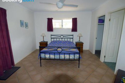 Island Haven - Sydneys Hotel 4