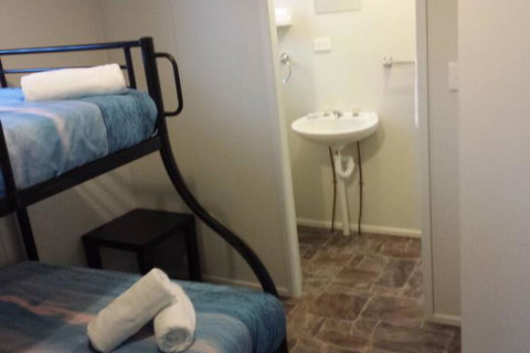 Bushchooks Travellers Village - Sydneys Hotel 1