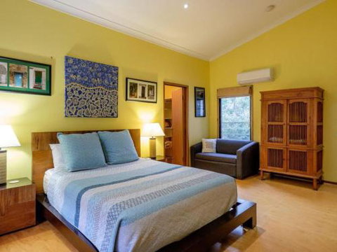Five Bimba (Tractor House) - Sydneys Hotel 0