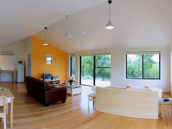 Abington Farm - Sydneys Hotel 5