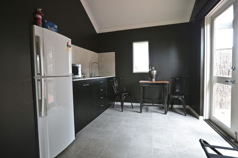 One Paddock Currency Creek Winery Villas - Sydneys Hotel 1