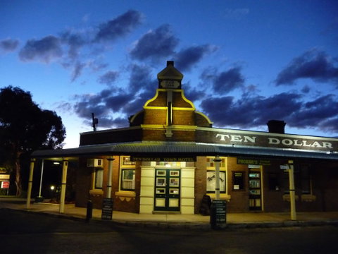 Ten Dollar Town Motel - Sydneys Hotel 2