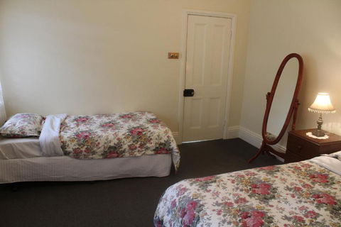 Benambra Bed & Breakfast - Sydneys Hotel 6