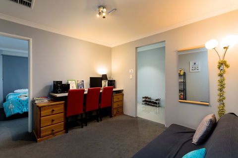 Rainbow Dream House PERTH Holiday Home - Sydneys Hotel 1
