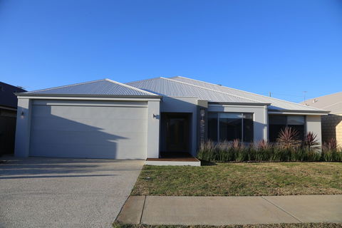 Rainbow Dream House PERTH Holiday Home - Sydneys Hotel 0