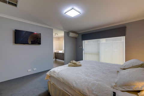 Rainbow Dream House PERTH Holiday Home - Sydneys Hotel 2