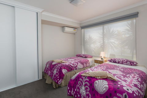 Rainbow Dream House PERTH Holiday Home - Sydneys Hotel 5