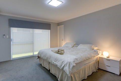 Rainbow Dream House PERTH Holiday Home - Sydneys Hotel 6