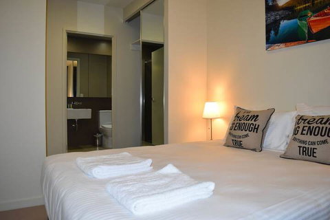 Melbourne SkyHigh Apartments - Sydneys Hotel 1
