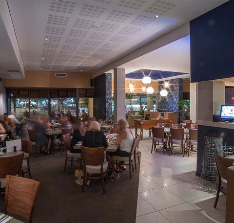 Cafe Amphora - Sydneys Hotel 10