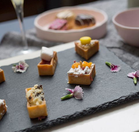 Cafe Amphora - Sydneys Hotel 8