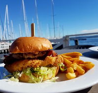 Crusoe's on the Lake - Sydneys Hotel