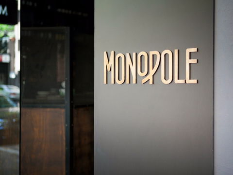 Monopole - Sydneys Hotel 0