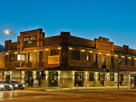 Royal Hotel Queanbeyan - Sydneys Hotel 0