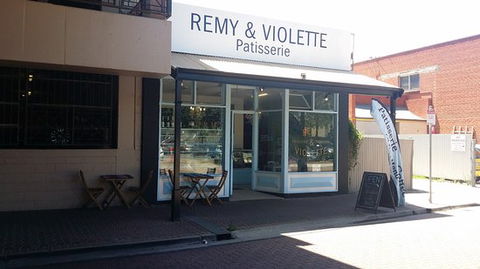 Remy & Violette - Sydneys Hotel 0
