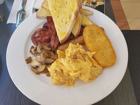 Cafe Missi - Sydneys Hotel 0