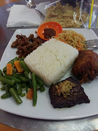 Ayuriz Cafe - Sydneys Hotel 0