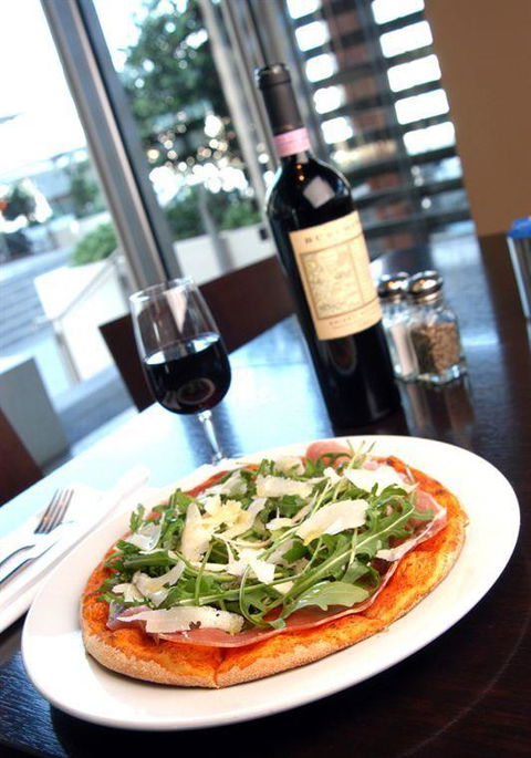 Renzo's Bar Cafe Italiano - Sydneys Hotel 7