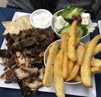 Nik's BBQ On the Lake - Sydneys Hotel