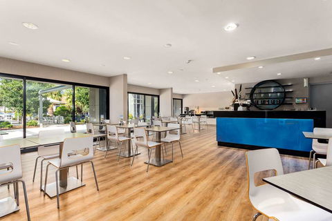 Quality Inn Taylors Lakes Motel - Sydneys Hotel 13