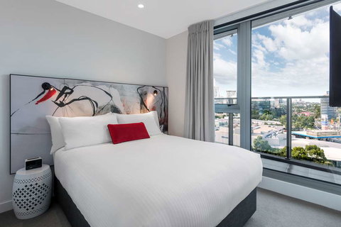 Imagine Marco - Sydneys Hotel 1