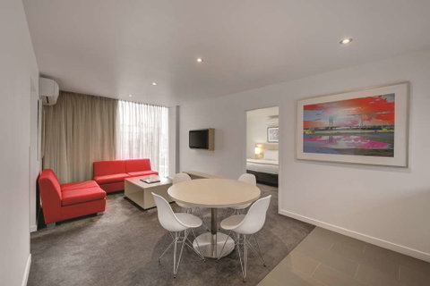 Travelodge Melbourne Docklands - Sydneys Hotel 8