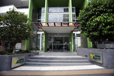 Quest Spring Hill - Sydneys Hotel 0