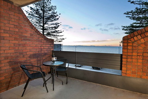 Beachfront Voyager Motor Inn - Sydneys Hotel 2
