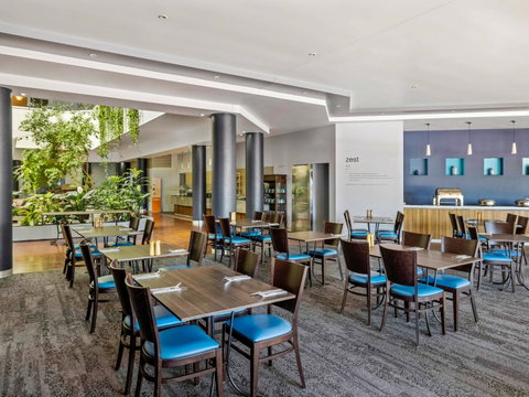 Novotel Darwin Atrium - Sydneys Hotel 11